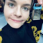 Hazel Brugger Instagram - Das Wochenende in Wien war einfach perfekt - Schnee, Eiseskälte, Kaiserin Sisi (oh Gott, unsere Tochter ist obsessed) und ein Live-Podcast vor über tausend premium Wienerinnen und Wienern. Es ist eh so schön zu sehen, wie Live-Podcasts es schaffen, einzigartige und niemals rekonstruierbare Momente zu erzeugen. Nach zwölf Jahren auf der Bühne kickt mich dieses Unplanbare nochmals ganz anders und im Gegensatz zu Stand Up funktioniert ein Podcast ja auch nicht alleine sondern nur im Team, was echt auch eine wunderschöne Abwechslung ist. Auf viele weitere Wien- und Welt-Trips, @spitzer_thomas 🥂 (Ah und auf dem Bild mit der Reibe seht ihr, wie ich versuche, sexy zu schauen)