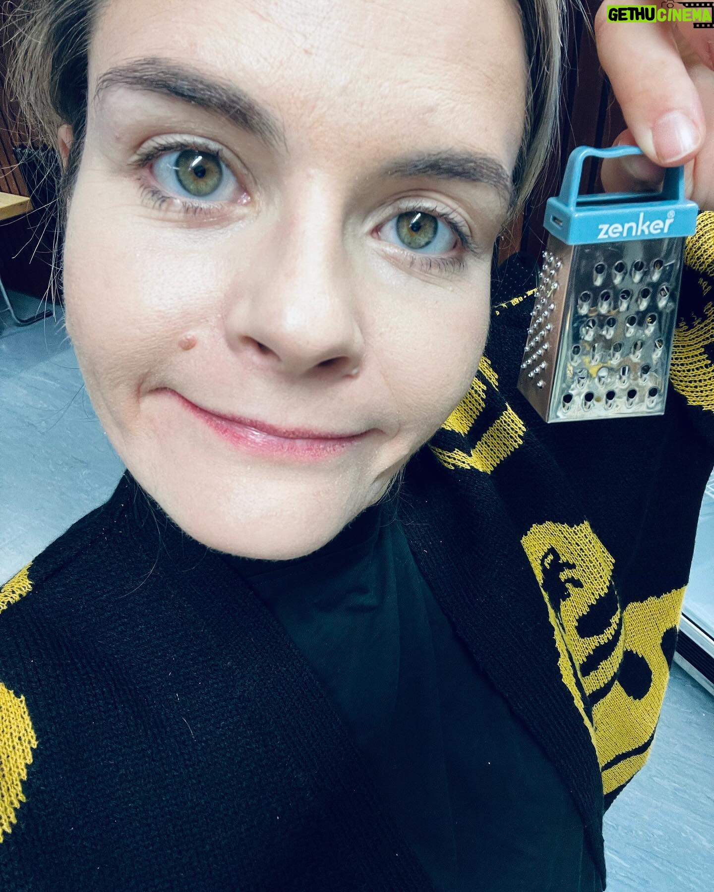 Hazel Brugger - 40.8K Likes - Das Wochenende in Wien war einfach perfekt - Schnee, Eiseskälte, Kaiserin Sisi (oh Gott, unsere Tochter ist obsessed) und ein Live-Podcast vor über tausend premium Wienerinnen und Wienern.
Es ist eh so schön zu sehen, wie Live-Podcasts es schaffen, einzigartige und niemals rekonstruierbare Momente zu erzeugen. Nach zwölf Jahren auf der Bühne kickt mich dieses Unplanbare nochmals ganz anders und im Gegensatz zu Stand Up funktioniert ein Podcast ja auch nicht alleine sondern nur im Team, was echt auch eine wunderschöne Abwechslung ist. Auf viele weitere Wien- und Welt-Trips, @spitzer_thomas 🥂
(Ah und auf dem Bild mit der Reibe seht ihr, wie ich versuche, sexy zu schauen)