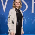 Hazel Brugger Instagram - Es hört grad irgendwie nicht mehr auf mit Highlights: Heute ist es endlich so weit und mit WISH kommt der erste Kinofilm raus, bei dem ich eine Synchronstimme sprechen durfte 🤯🤩 Die Arbeit daran hat mir noch mehr Spaß gemacht als erwartet (auf Bild 4 seht ihr, wie ich schon als kleines Kind - ich bin das rechts im Bild - immer meinen Kuscheltieren eine Stimme verliehen habe, auf Bild 5 mehr oder weniger dasselbe Bild 28 Jahre später) und es ist echt einfach verrückt, Teil von so etwas sein zu dürfen. Kleiner Pro-Tipp an dieser Stelle übrigens noch an alle, die schwanger auf den roten Teppich gehen - oder auch einfach so Bock auf Komfort haben - Mickey-Maus-Strickjacken sind der absolute Bringer 🫡 Schreibt mir gerne, wie ihr den Film fandet und ob ihr Team süß oder salzig seid bei Popcorn ⭐️ #Wish #Disney #DisneyDe - Anzeige