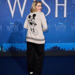 Hazel Brugger Instagram - Es hört grad irgendwie nicht mehr auf mit Highlights: Heute ist es endlich so weit und mit WISH kommt der erste Kinofilm raus, bei dem ich eine Synchronstimme sprechen durfte 🤯🤩 Die Arbeit daran hat mir noch mehr Spaß gemacht als erwartet (auf Bild 4 seht ihr, wie ich schon als kleines Kind - ich bin das rechts im Bild - immer meinen Kuscheltieren eine Stimme verliehen habe, auf Bild 5 mehr oder weniger dasselbe Bild 28 Jahre später) und es ist echt einfach verrückt, Teil von so etwas sein zu dürfen. Kleiner Pro-Tipp an dieser Stelle übrigens noch an alle, die schwanger auf den roten Teppich gehen - oder auch einfach so Bock auf Komfort haben - Mickey-Maus-Strickjacken sind der absolute Bringer 🫡 Schreibt mir gerne, wie ihr den Film fandet und ob ihr Team süß oder salzig seid bei Popcorn ⭐️ #Wish #Disney #DisneyDe - Anzeige