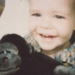 Hazel Brugger Instagram - Es hört grad irgendwie nicht mehr auf mit Highlights: Heute ist es endlich so weit und mit WISH kommt der erste Kinofilm raus, bei dem ich eine Synchronstimme sprechen durfte 🤯🤩 Die Arbeit daran hat mir noch mehr Spaß gemacht als erwartet (auf Bild 4 seht ihr, wie ich schon als kleines Kind - ich bin das rechts im Bild - immer meinen Kuscheltieren eine Stimme verliehen habe, auf Bild 5 mehr oder weniger dasselbe Bild 28 Jahre später) und es ist echt einfach verrückt, Teil von so etwas sein zu dürfen. Kleiner Pro-Tipp an dieser Stelle übrigens noch an alle, die schwanger auf den roten Teppich gehen - oder auch einfach so Bock auf Komfort haben - Mickey-Maus-Strickjacken sind der absolute Bringer 🫡 Schreibt mir gerne, wie ihr den Film fandet und ob ihr Team süß oder salzig seid bei Popcorn ⭐️ #Wish #Disney #DisneyDe - Anzeige
