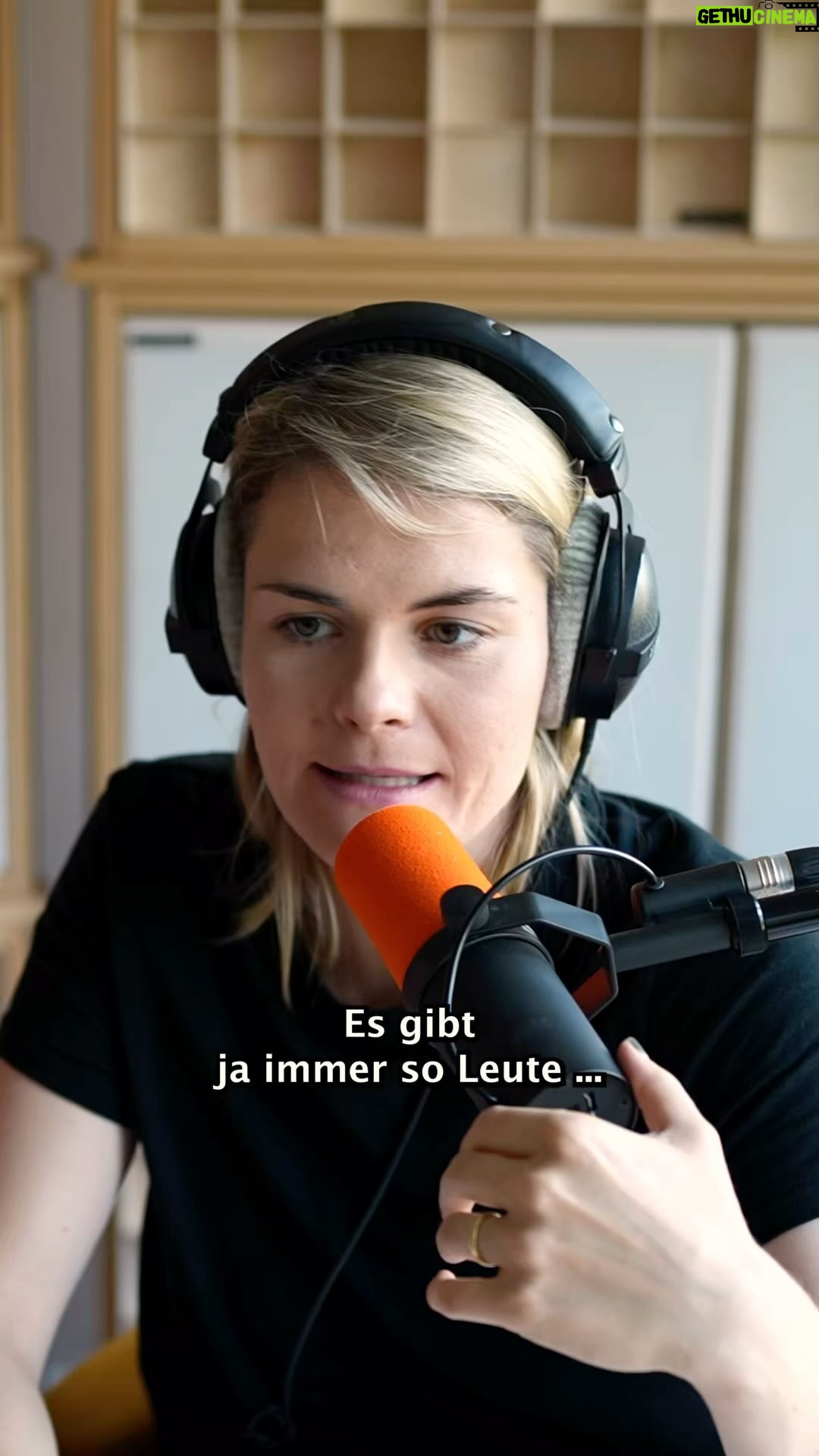 Hazel Brugger Instagram - Leute, die jeden immer schon gekannt haben 🤨 #hazelthomashörerlebnis