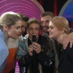 Hazel Brugger Instagram - Ich liebe diese Truppe. ❤️ Manchmal sieht man meinem Gesicht gar nicht an, wie sehr ich es genieße, mit diesen absoluten Obergranaten zusammenzuarbeiten. Aber das ist eigentlich nur, weil ich so konzentriert versuche, den ultra smarten Flo, mega herzlichen Joko und übertalentierten Matthias irgendwie zu beeindrucken. Ok und jetzt tu ich aber wieder so, als würde mich das alles kalt lassen. Am Sonntag um 20.15 Uhr dürft ihr dann bei @prosieben meine Version von WSMDS schauen. Freut euch drauf. (Ah ja und Petition dafür, dass Florian David Fitz eine Sondersendung wenn nicht sogar -staffel moderiert bitte in den Kommentaren starten!!!) (Ah und danke für die vielen Glückwünsche zum Gewinn und auch irgendwie danke für die vielen Nachrichten, die mir erklären wollten, ich sehe in dem Outfit aus wie eine verbitterte Geschäftsfrau Mitte vierzig, always a pleasure 😎)