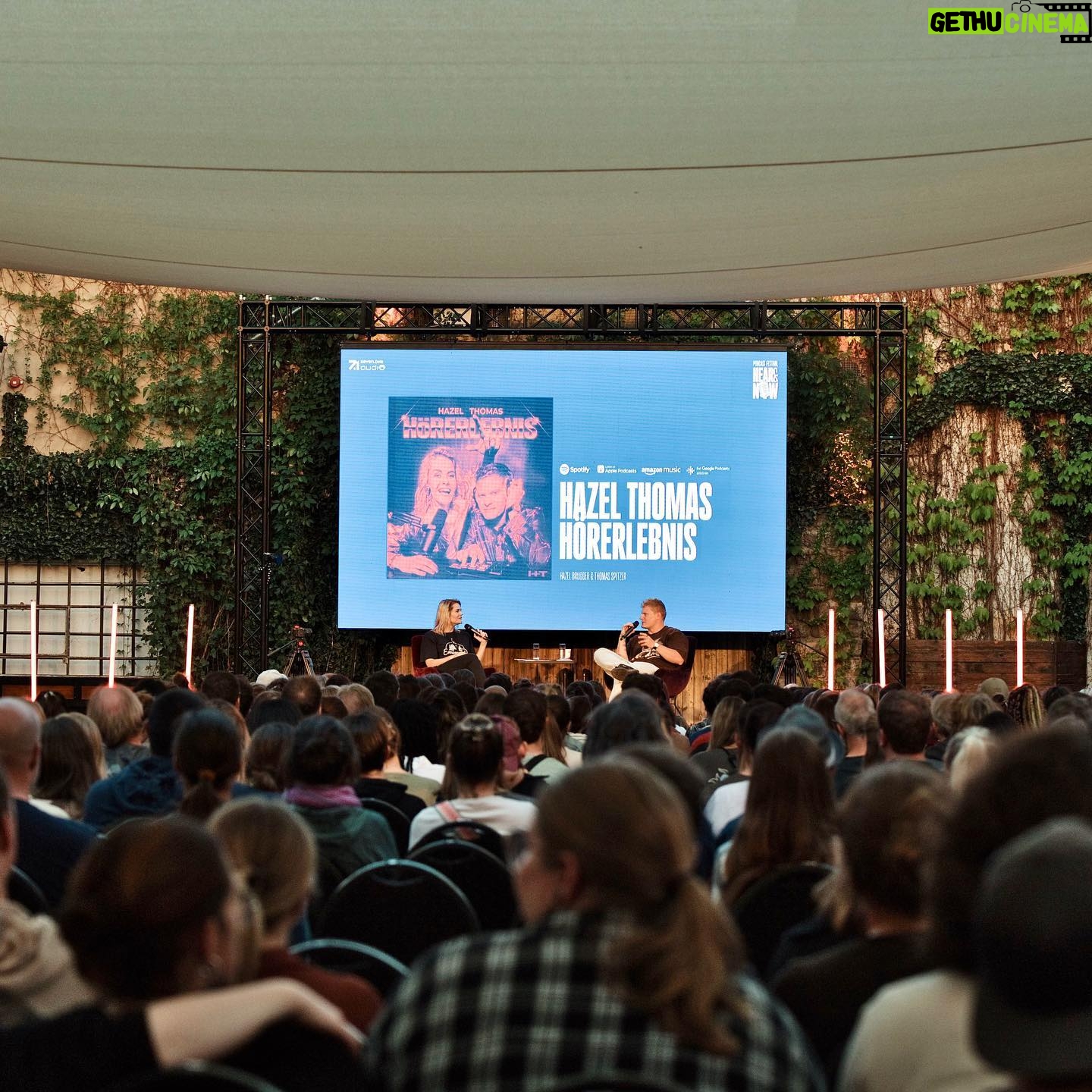 Hazel Brugger Instagram - Schön war’s beim @hearandnowfestival am Sonntagabend! Das war unser bisher größter Live-Podcast, die Folge dazu ist jetzt online 🔮 #hazelthomashörerlebnis