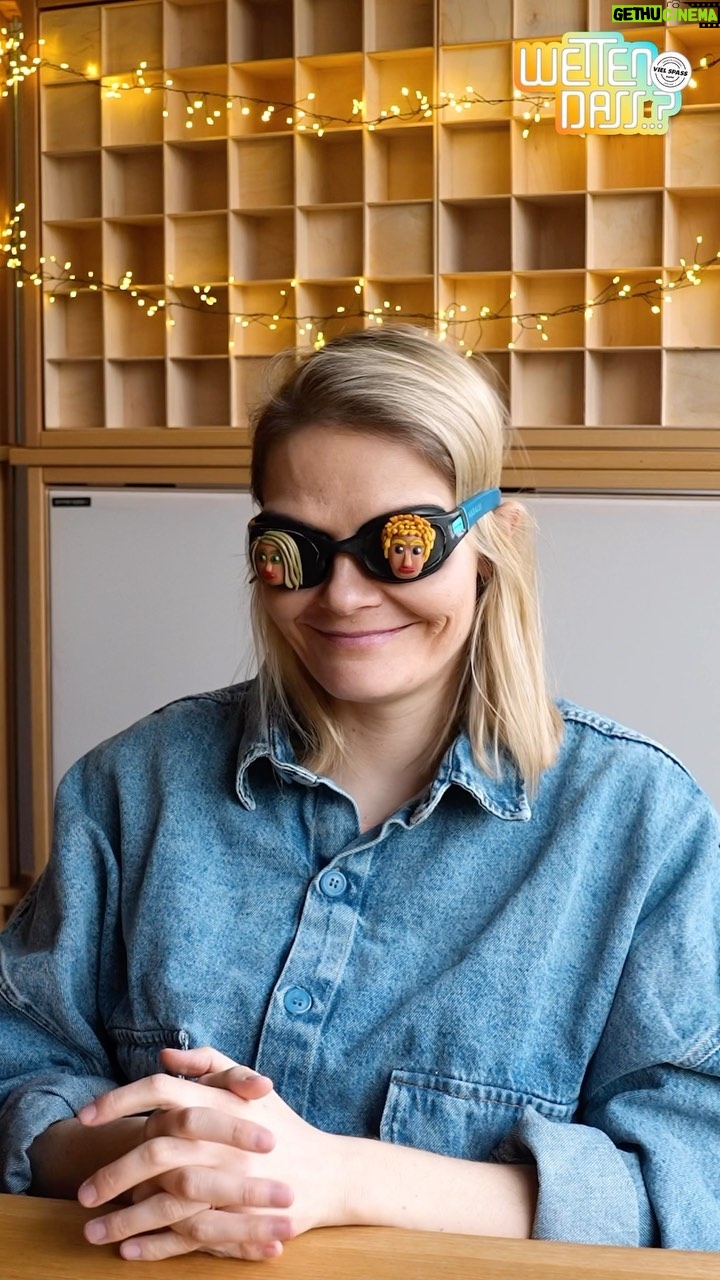 Hazel Brugger Instagram - Wie viele Videos habt ihr erraten? Wir sehen uns bei der Außenwette! Samstag 20:15 Uhr im Zweiten Deutschen Fernsehen 🚞