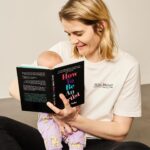 Hazel Brugger Instagram - Früh übt sich, wer in die Kunst gehen will 💐 Heute ist mein erster Muttertag mit zwei Kindern und ich hab schon ein Herz aus Karton gekriegt und die kleine Tochter hat als Geschenk gelacht und nicht so viel gekotzt wie sonst 😍 Am meisten freue ich mich aber heute irgendwie über den Sieg von Nemo beim ESC gestern ❤️🔥Nicht nur heißt das ja, dass die Schweiz nächstes Jahr Gastgeberland vom Eurovision Song Contest ist (ehm hallo @djboboofficial, wann Collab für Moderationsbewerbung??), sondern für Nemo ist es wahrscheinlich der schnellste, größte, wichtigste Karrieresprung, den man mit Popmusik in Europa erreichen kann. Das ist einfach so geil. Herzlichen Glückwunsch von mir an dich! 💪🏻 Als Nemo noch ein Kind war (also wirklich so sechzehn oder so, ultra jung und dünn und mit Zahnspange) waren wir mal zusammen auf der Bühne und danach fragte ich Nemos Mutter, ob es cool sei, so ein talentiertes Kind zu haben. Sie sagte: JA! ❤️ Und sie war so stolz und cool und entspannt und heute würde man sagen „wholesome“, aber damals in der Schweiz sagte man damals „sie isch en geile Siech“. Also heute mal von mir an alle Mütter und solche, die Mutter-Rollen-Sachen machen: Es lohnt sich immer, sein Kind zu fördern, seinem Kind zuzuhören und zu vertrauen und auch wenn es manchmal unendlich anstrengend ist und man sich ab und zu fragt, wo man selbst bei dem Ganzen eigentlich bleibt, ist es doch eigentlich eine richtig coole Aufgabe, mitzuformen, wie die Erwachsenen von später mal so drauf sind. (Das heißt jetzt natürlich nicht, dass alle später den ESC gewinnen sollen 😎😛) Also klopft euch ruhig mal auf die Schulter, wenn ihr vom vielen Rumtragen, Spielsachen Aufheben oder vom Schwimmen Abholen nicht so verspannt seid, dass das grad nicht geht 😩 🫠 Ihr macht das super ❤️ 📷: @marinarosaweigl