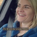 Hazel Brugger Instagram - Eine Welt voller Psychopathen? 🌎🍸 #hazelthomashörerlebnis