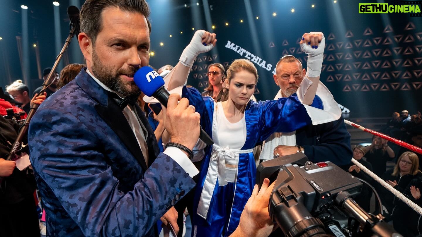 Hazel Brugger - 41.1K Likes - Ich liebe diese Truppe. ❤️
Manchmal sieht man meinem Gesicht gar nicht an, wie sehr ich es genieße, mit diesen absoluten Obergranaten zusammenzuarbeiten. Aber das ist eigentlich nur, weil ich so konzentriert versuche, den ultra smarten Flo, mega herzlichen Joko und übertalentierten Matthias irgendwie zu beeindrucken.
Ok und jetzt tu ich aber wieder so, als würde mich das alles kalt lassen. Am Sonntag um 20.15 Uhr dürft ihr dann bei @prosieben meine Version von WSMDS schauen. Freut euch drauf.
(Ah ja und Petition dafür, dass Florian David Fitz eine Sondersendung wenn nicht sogar -staffel moderiert bitte in den Kommentaren starten!!!)
(Ah und danke für die vielen Glückwünsche zum Gewinn und auch irgendwie danke für die vielen Nachrichten, die mir erklären wollten, ich sehe in dem Outfit aus wie eine verbitterte Geschäftsfrau Mitte vierzig, always a pleasure 😎)