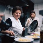 Hazel Brugger Instagram - Hazel 🫶🏾 das war ein Fest! Ab 14. Januar könnt Ihr Hazel‘s Programm „Kennen Sie diese Frau“ auf @3sat oder Hazel‘s und @spitzer_thomas gemeinsamen Youtube Kanal anschauen! Bis dahin: ein bisschen Backstage mit @hazelsgonnahaze 🤍 • #hazelbrugger #behindthescenes #leicacamerade #leicam
