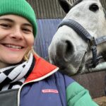 Hazel Brugger Instagram – Ich gebe mich geschlagen und bin jetzt auch ein Pferdemädchen. Lange genug hat es gedauert, aber die Bibi-und-Tina-Sekte war nun auch für mich zu überzeugend.
Am Wochenende war ich mit den Mädels ein Fohlen einreiten (bitte so junge Pferde nur mit Menschen unter viereinhalb Kilo belasten), ein Pony putzen und die Nordsee berühren. Wir haben Gülle geschnüffelt, Popcorn im Auto ausgeschüttet, ich habe meine Latte-Art verbessert und meine Mutter hat mir Babyfotos von vor dreißig Jahren geschickt. 10/10 gerne wieder, uns geht es gut.
(Ich hab noch weitere dreihundert Bilder aber möchte nicht plötzlich zu hardcore pferdehaft wirken. Wenn Interesse besteht, poste ich noch mehr 🐴)