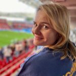 Hazel Brugger Instagram - Der erste Stadionbesuch mit Kind hat erstaunlich viel Spaß gemacht! Unsere Kleine ist jetzt Bayer-Leverkusen-Fan 😅 (aber sie nennt es „Leberkusen“) ⚽️💥 und das Baby im Bauch ist eh schon ein kleiner Hooligan 😅 Einen akustischen Eindruck aus der BayArena gibt’s in der aktuellen Folge #hazelthomashörerlebnis