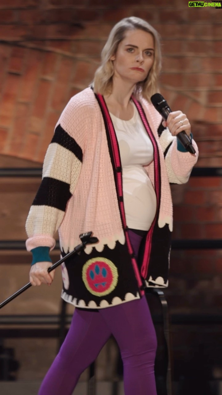 Hazel Brugger Instagram - Danke für insgesamt knapp 1 Million Views und Klicks auf allen Kanälen zusammengenommen - und das allein in den ersten 36 Stunden! Mein #standupcomedy Special #kennensiediesefrau ist jetzt for free auf YouTube!