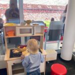 Hazel Brugger Instagram – Der erste Stadionbesuch mit Kind hat erstaunlich viel Spaß gemacht! Unsere Kleine ist jetzt Bayer-Leverkusen-Fan 😅 (aber sie nennt es „Leberkusen“) ⚽️💥 und das Baby im Bauch ist eh schon ein kleiner Hooligan 😅 Einen akustischen Eindruck aus der BayArena gibt’s in der aktuellen Folge #hazelthomashörerlebnis