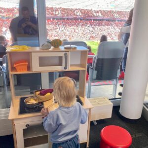 Hazel Brugger Instagram - Der erste Stadionbesuch mit Kind hat erstaunlich viel Spaß gemacht! Unsere Kleine ist jetzt Bayer-Leverkusen-Fan 😅 (aber sie nennt es „Leberkusen“) ⚽️💥 und das Baby im Bauch ist eh schon ein kleiner Hooligan 😅 Einen akustischen Eindruck aus der BayArena gibt’s in der aktuellen Folge #hazelthomashörerlebnis