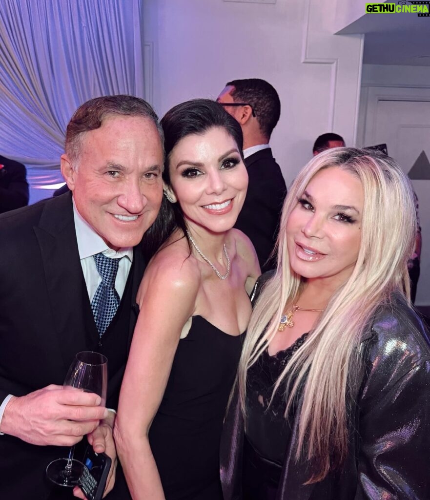 Heather Dubrow Instagram - Had the BEST time celebrating @niecynash1’s birthday over the weekend!!! You know I love a good party and @drdubrow… well- I guess you can say he loves a good puppy 🤷🏻‍♀️ Such a fun night and it’s always a good time running into old and new friends (SWIPE) ❤️❤️💃🏻