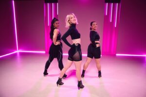 Heather Morris Instagram - MAKING HISTORY WITH THE FIRST POPSUGAR DANCE HEELS CLASS! Class is officially LIVE and available on both YouTube and PopSugarFitness website. Link in Beacons Bio

Thank you to Mina and Sam for being the best assistants out there!
