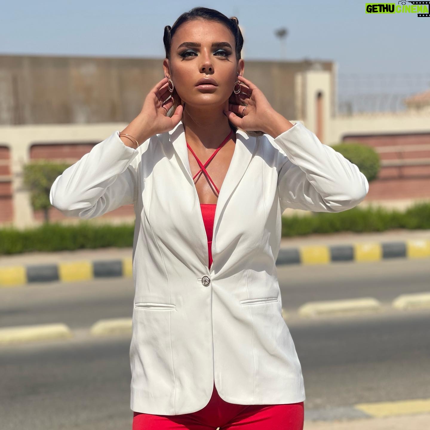 Heba ElSisi Instagram - Who saw today’s episode ? 😊 @bnshtryragel @alshamseg مين شاف حلقه النهارده؟ #بنشتري_راجل #قناه_الشمس #hebaelsisy #newprogram Outfit @ghaly_fashion_designer Styled @shi_shaimaa_issa Makeup @adhamabdelsamd Jewerly @saranadiamond Hair style @amer.6077 #fashion