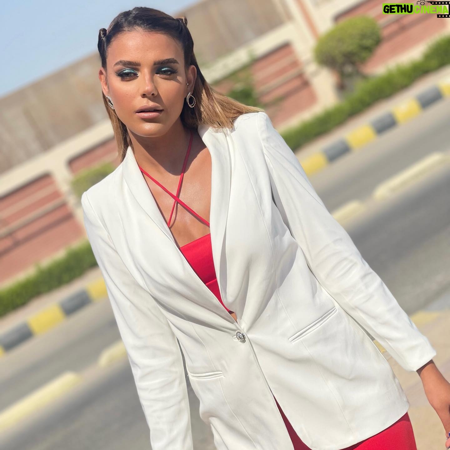 Heba ElSisi Instagram - Who saw today’s episode ? 😊 @bnshtryragel @alshamseg مين شاف حلقه النهارده؟ #بنشتري_راجل #قناه_الشمس #hebaelsisy #newprogram Outfit @ghaly_fashion_designer Styled @shi_shaimaa_issa Makeup @adhamabdelsamd Jewerly @saranadiamond Hair style @amer.6077 #fashion