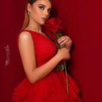 Heba ElSisi Instagram - Happy Valentine’s beautiful people ❤️🌹 #valentines #love #flowers #red #hebaelsisy Photogrpher @mohamedelkeshky_ Makeup @waleedeltorkybeautysalon Dress @chantellewedding Jewerly @saranadiamond Styling @by_lamiskhalil