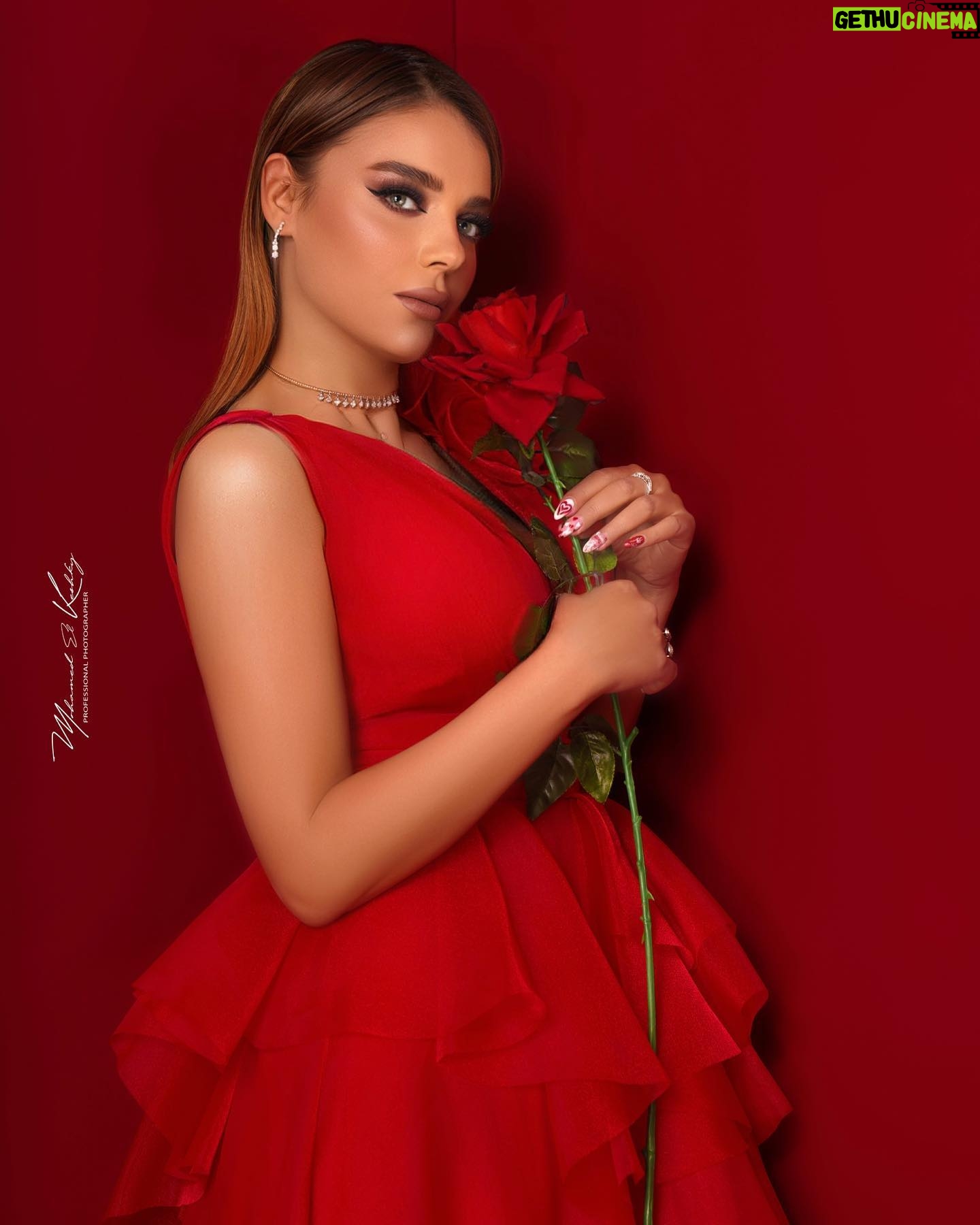 Heba ElSisi Instagram - Happy Valentine’s beautiful people ❤️🌹 #valentines #love #flowers #red #hebaelsisy Photogrpher @mohamedelkeshky_ Makeup @waleedeltorkybeautysalon Dress @chantellewedding Jewerly @saranadiamond Styling @by_lamiskhalil