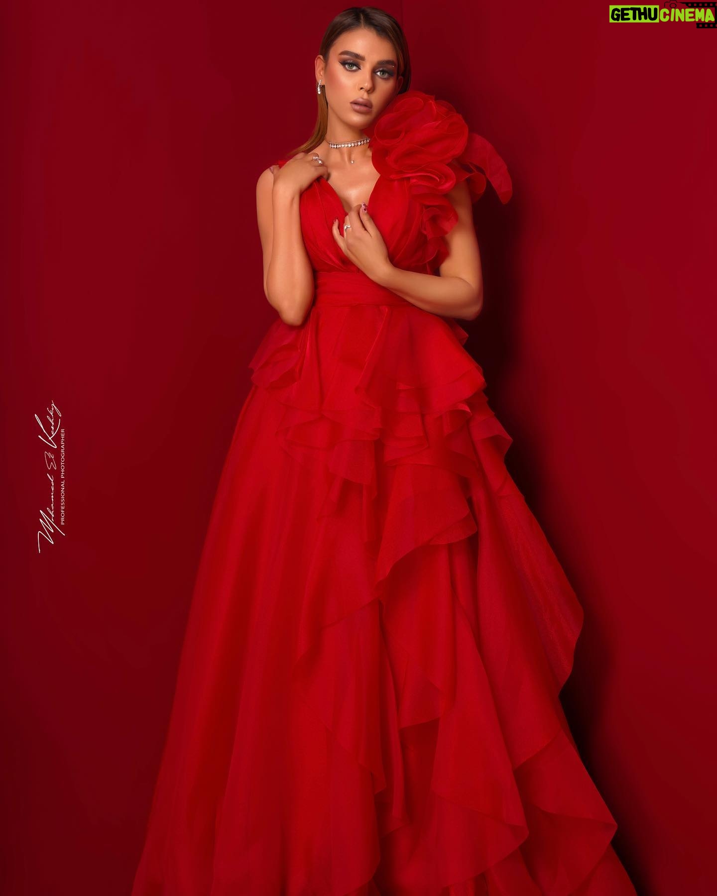 Heba ElSisi Instagram - Happy Valentine’s beautiful people ❤️🌹 #valentines #love #flowers #red #hebaelsisy Photogrpher @mohamedelkeshky_ Makeup @waleedeltorkybeautysalon Dress @chantellewedding Jewerly @saranadiamond Styling @by_lamiskhalil