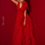 Heba ElSisi Instagram - Happy Valentine’s beautiful people ❤️🌹 #valentines #love #flowers #red #hebaelsisy Photogrpher @mohamedelkeshky_ Makeup @waleedeltorkybeautysalon Dress @chantellewedding Jewerly @saranadiamond Styling @by_lamiskhalil