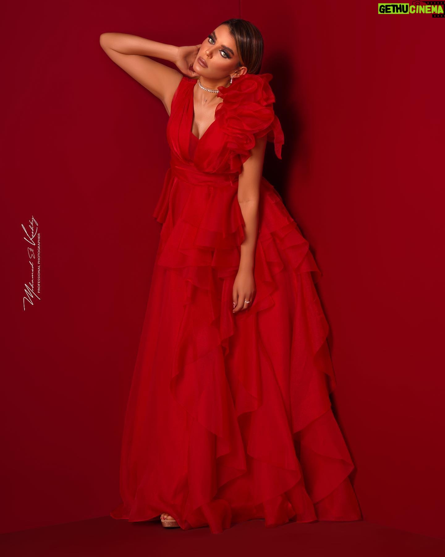 Heba ElSisi Instagram - Happy Valentine’s beautiful people ❤️🌹 #valentines #love #flowers #red #hebaelsisy Photogrpher @mohamedelkeshky_ Makeup @waleedeltorkybeautysalon Dress @chantellewedding Jewerly @saranadiamond Styling @by_lamiskhalil