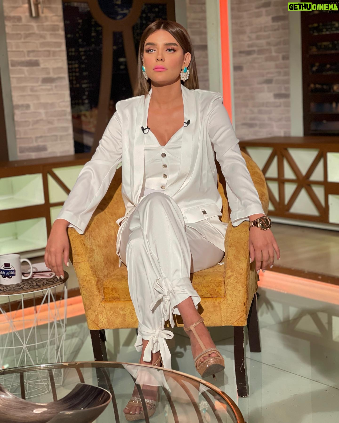 Heba ElSisi Instagram - ملاك ياناس 👼😇 #angleinthehouse #hebaelsisy Suite @hera_store_eg Styling @stylebymaram Eearing @taleed_lamya Makeup artist @asmaa_said_33 Hair @chezrichard #bnshtry_ragel #alshamstv #tvprogram #بنشتري_راجل