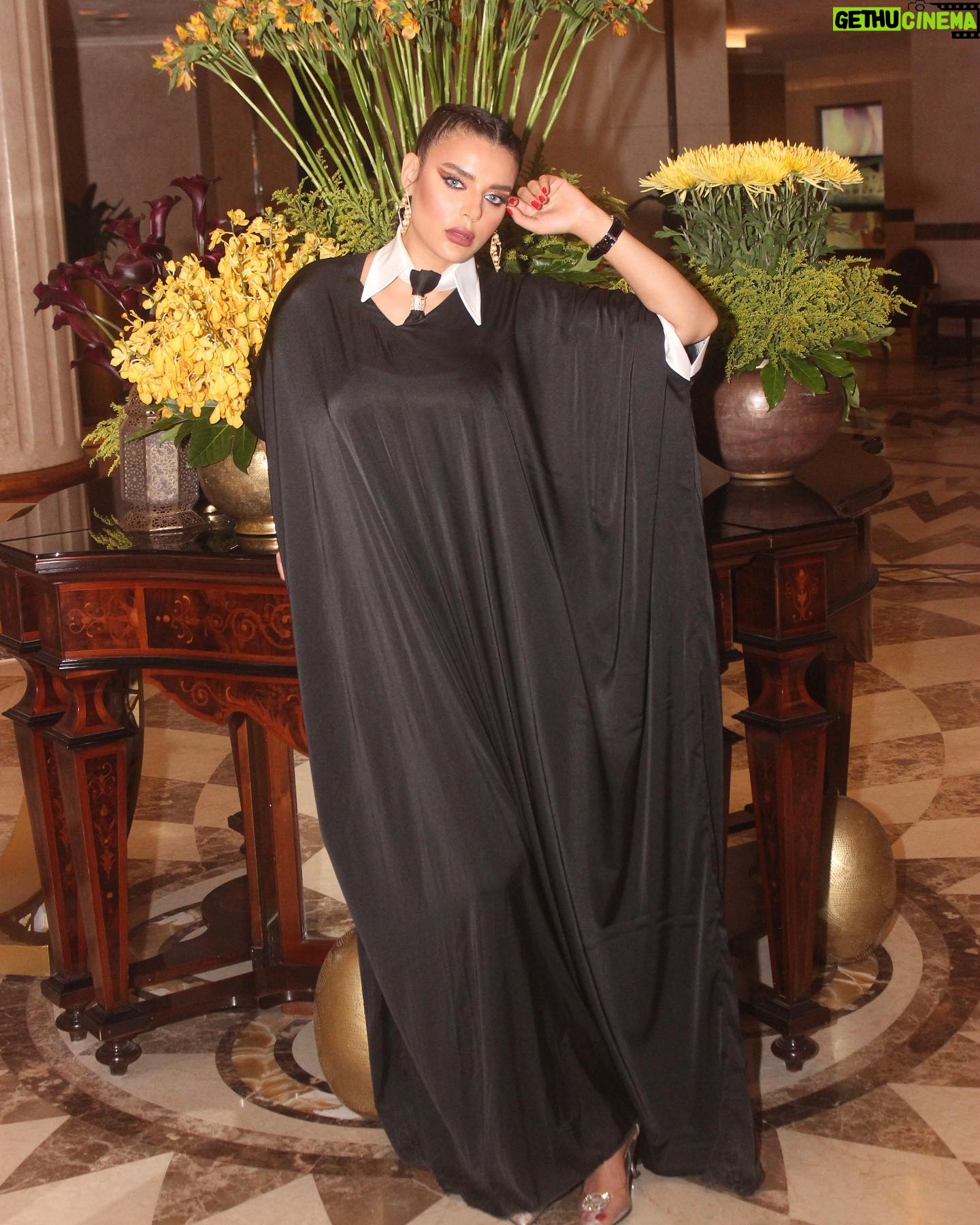 Heba ElSisi Instagram - Ramadan night by @changemeclinics …thank u for lovely Sohor🌙 Abaya @3abaia_design MUA @basemrushdymua Hair @shady.helmy5 Thank u @mostafaalsagheer @alshamseg Earing @taleed_lamya Taken by @mahmoud.hassaballah @eldoiny_ph #hebaelsisy #ramdannights #ramdanmubarak