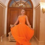 Heba ElSisi Instagram - Who loves orange color? 🍊 Beautiful dress @ghaly_official30 @ghaly_fashion_designer Makeup artist @gygyawed.makeupartist Hairstyle Mina @richardelboustanylive Photographer @azmycam Styling by @by_lamiskhalil #hebaelsisy #houtecouture #makeup #hair #egypt