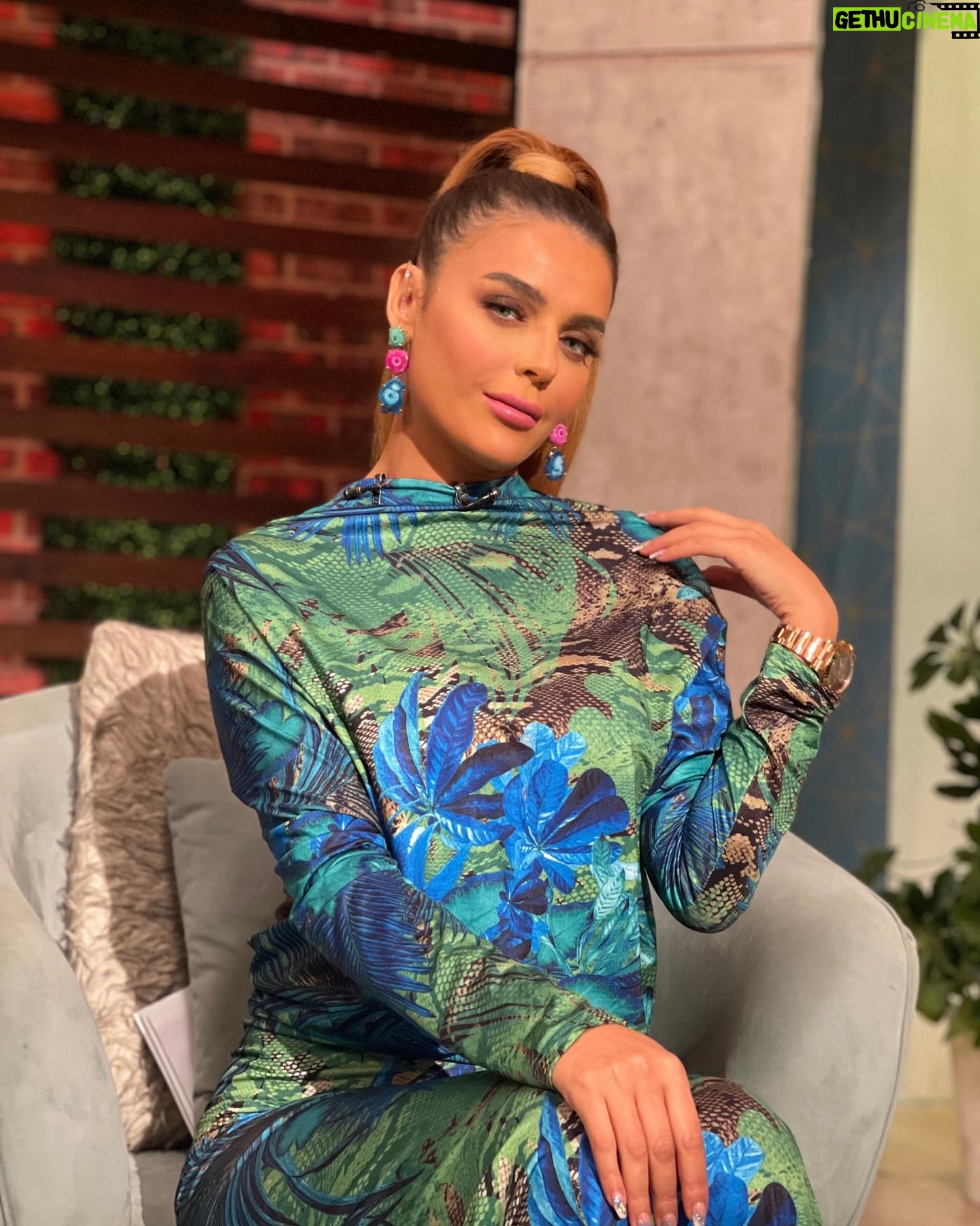 Heba ElSisi Instagram - New episode from @bnshtryragel @alshamseg Photographer @mahmoudsamyph Outfit @ghada_hashash Makeup @asmaa_said_33 Hair styel @montser Earrings @taleed_lamya #hebaelsisy #bnshtryrahal #alshams