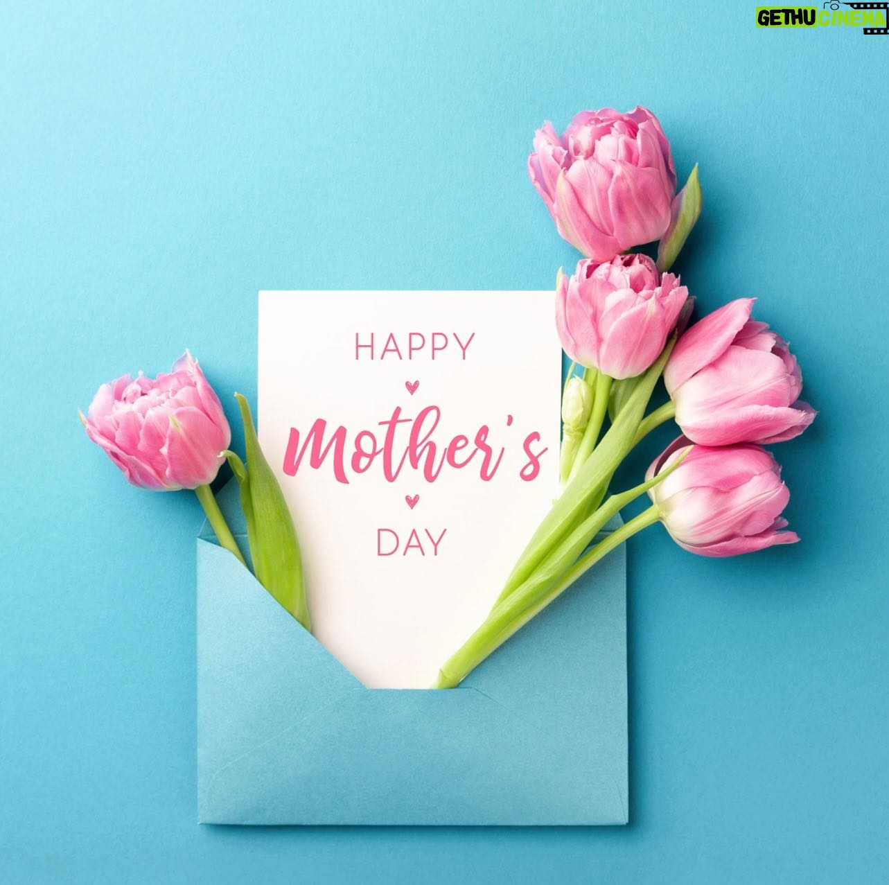 Heba ElSisi Instagram - Happy Mother’s Day ❤️ ربنا يرحمك ويغفرلك يامامتي ويسكنك فسيح جنانه🙏 عيد ام سعيد علي كل ام في الارض والجنه 🤍 #motherday #hebaelsisy