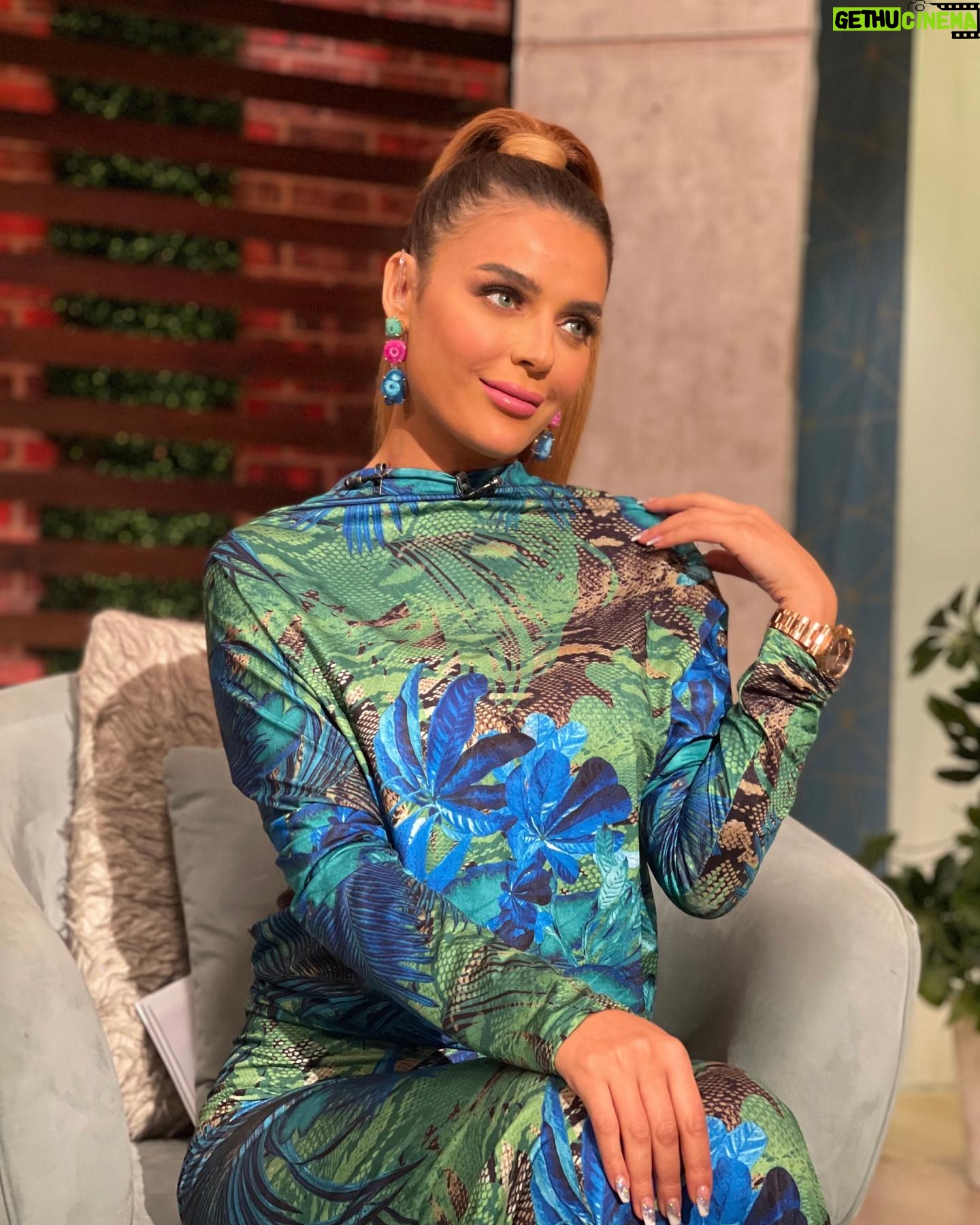 Heba ElSisi Instagram - New episode from @bnshtryragel @alshamseg Photographer @mahmoudsamyph Outfit @ghada_hashash Makeup @asmaa_said_33 Hair styel @montser Earrings @taleed_lamya #hebaelsisy #bnshtryrahal #alshams