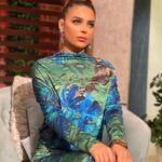 Heba ElSisi Instagram - New episode from @bnshtryragel @alshamseg Photographer @mahmoudsamyph Outfit @ghada_hashash Makeup @asmaa_said_33 Hair styel @montser Earrings @taleed_lamya #hebaelsisy #bnshtryrahal #alshams
