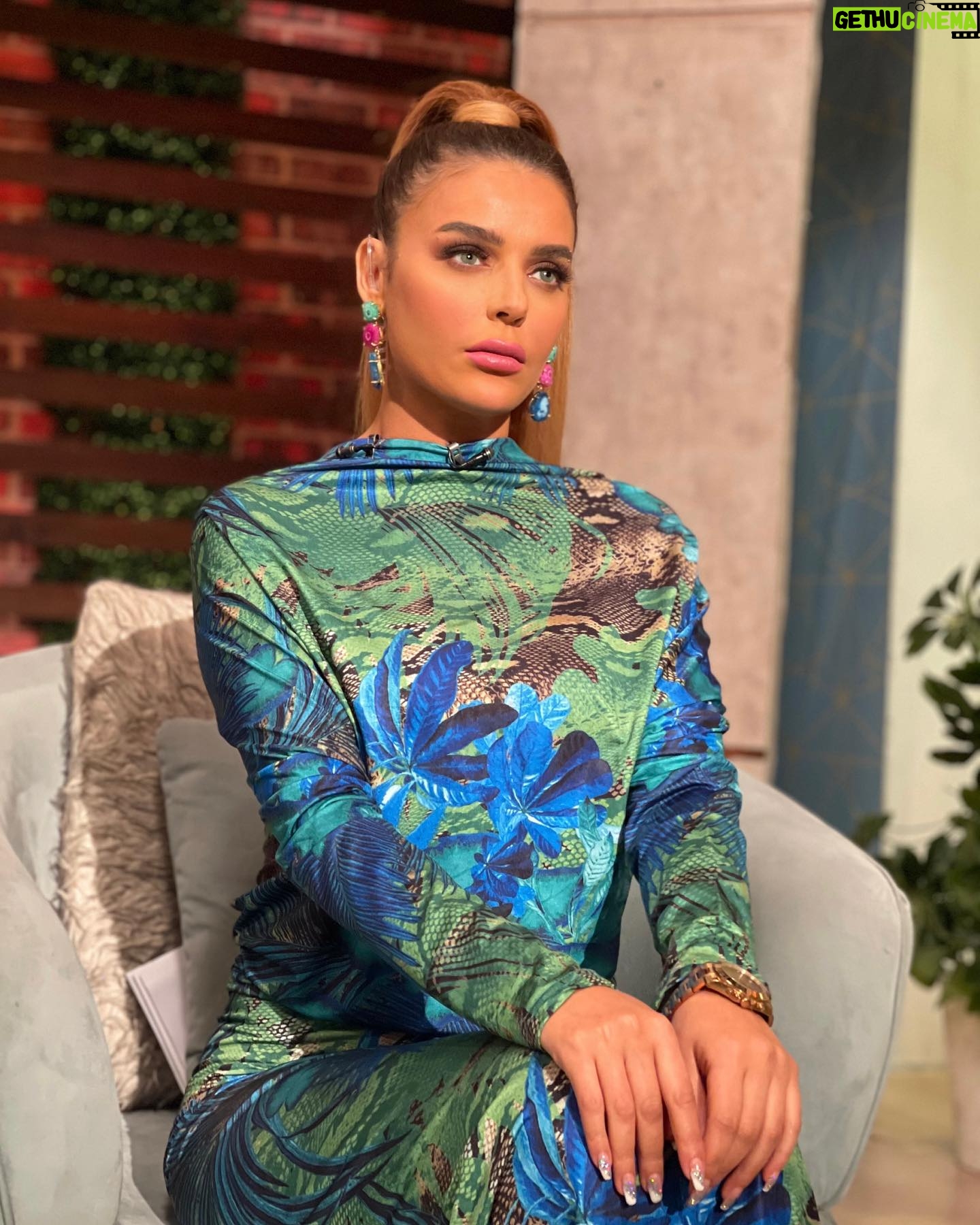 Heba ElSisi Instagram - New episode from @bnshtryragel @alshamseg Photographer @mahmoudsamyph Outfit @ghada_hashash Makeup @asmaa_said_33 Hair styel @montser Earrings @taleed_lamya #hebaelsisy #bnshtryrahal #alshams