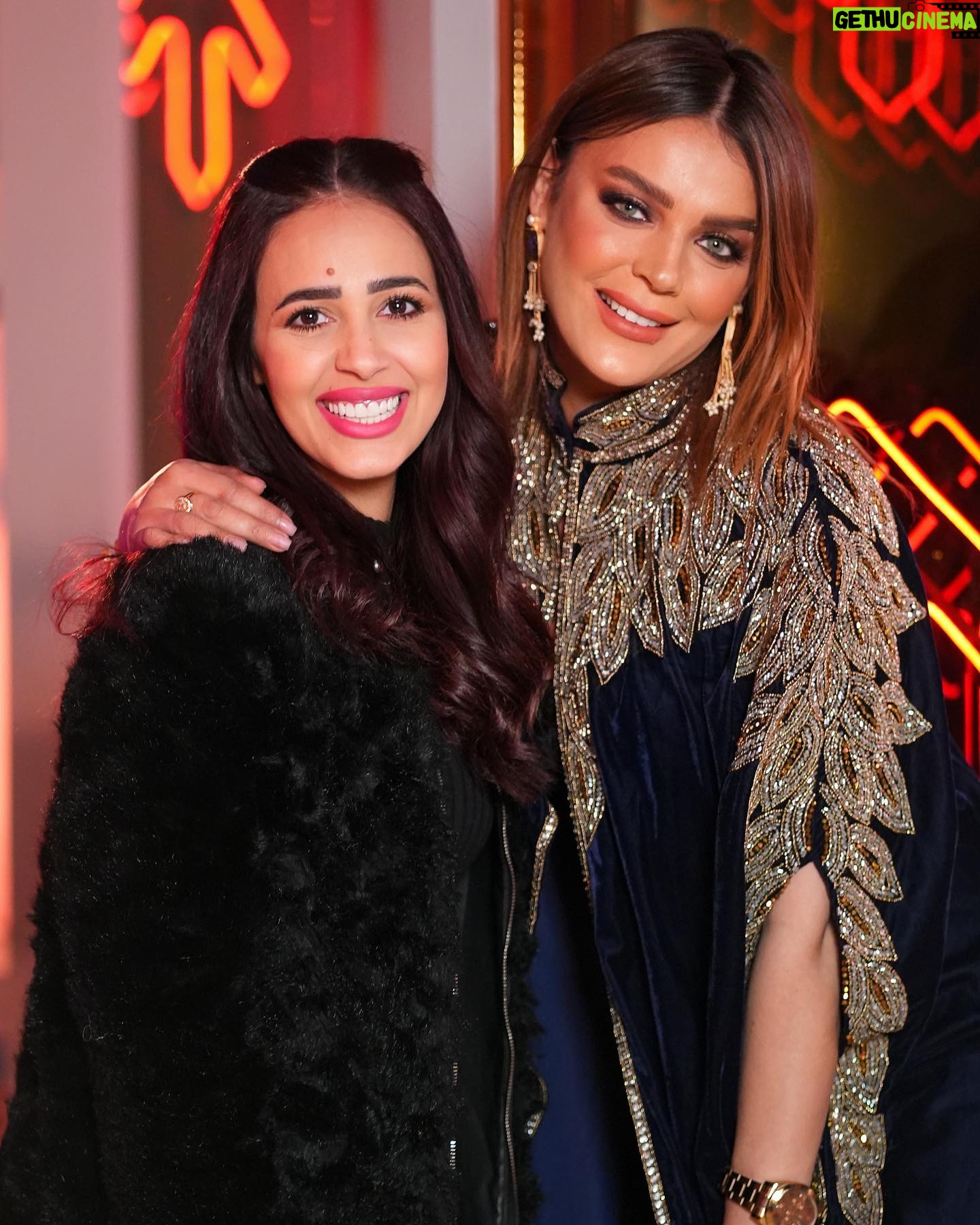 Heba ElSisi Instagram - It was a such beautiful company 🤩@taj_nights shour by @cffagency #ramdannights #hebaelsisy Kaftan @nanaskaftans Makeup @makeupgygyawed Earring & bangles &bag @taleed_lamya Hair @chezrichard Taken by Mego @maged_helal
