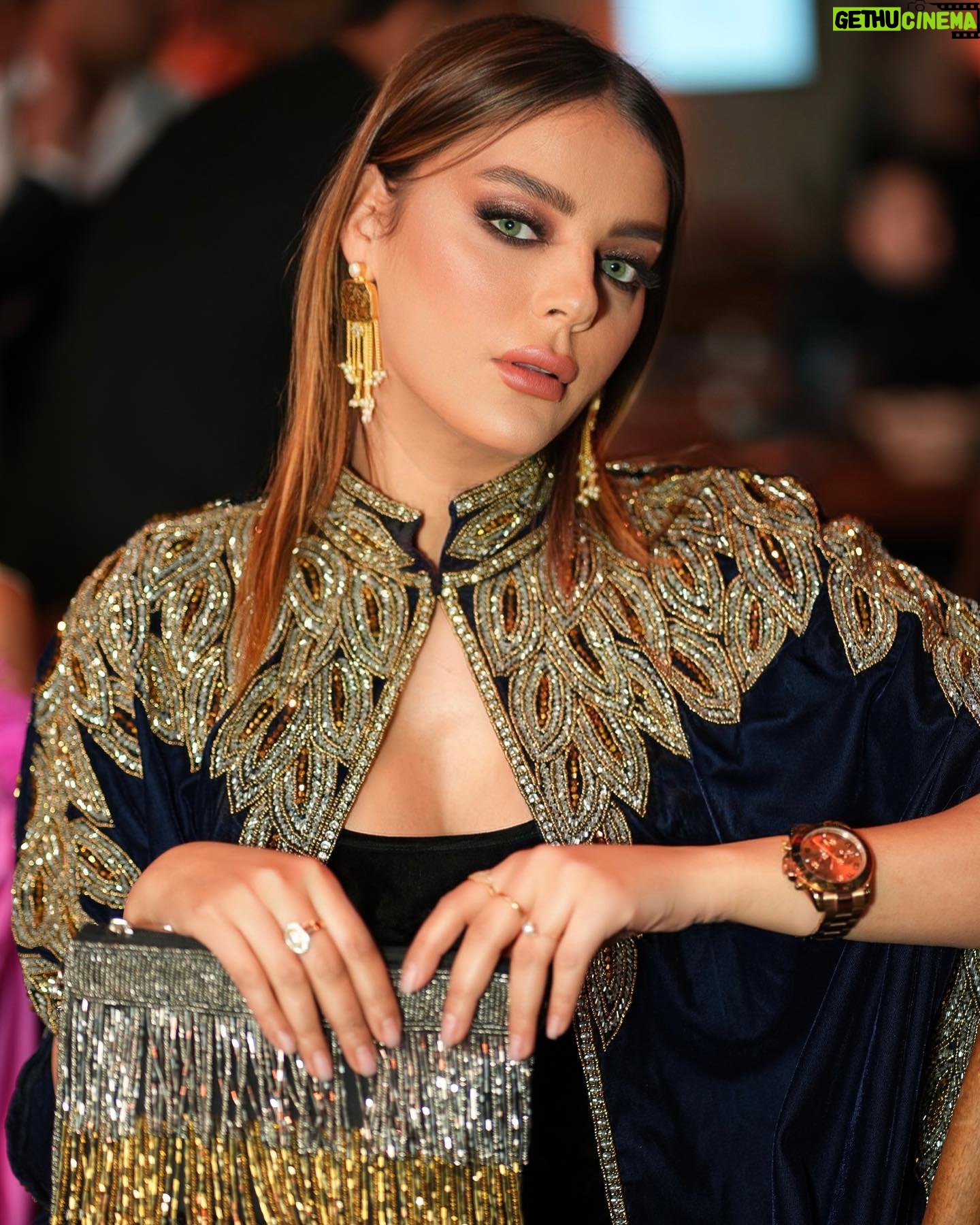 Heba ElSisi Instagram - It was a such beautiful company 🤩@taj_nights shour by @cffagency #ramdannights #hebaelsisy Kaftan @nanaskaftans Makeup @makeupgygyawed Earring & bangles &bag @taleed_lamya Hair @chezrichard Taken by Mego @maged_helal