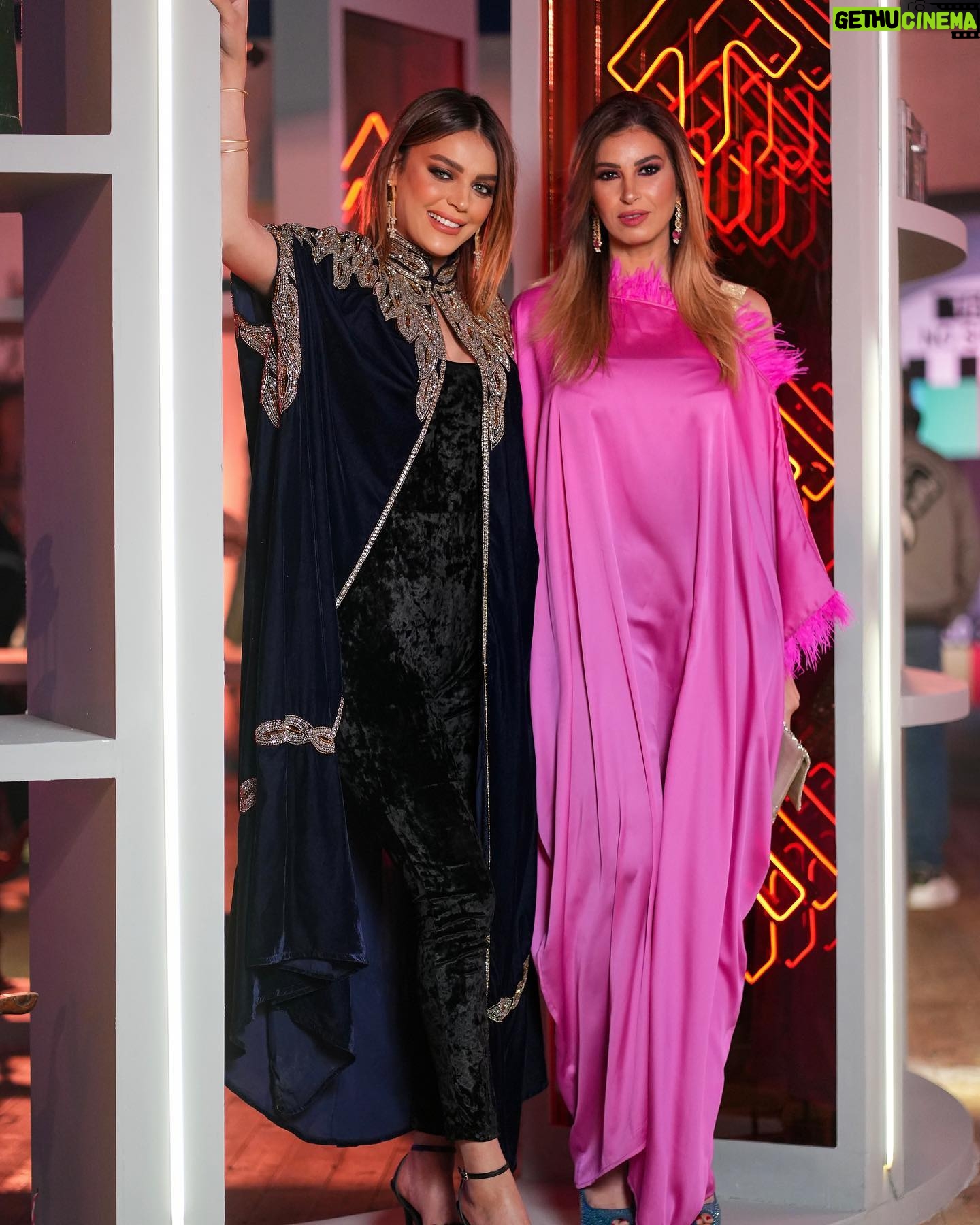 Heba ElSisi Instagram - It was a such beautiful company 🤩@taj_nights shour by @cffagency #ramdannights #hebaelsisy Kaftan @nanaskaftans Makeup @makeupgygyawed Earring & bangles &bag @taleed_lamya Hair @chezrichard Taken by Mego @maged_helal