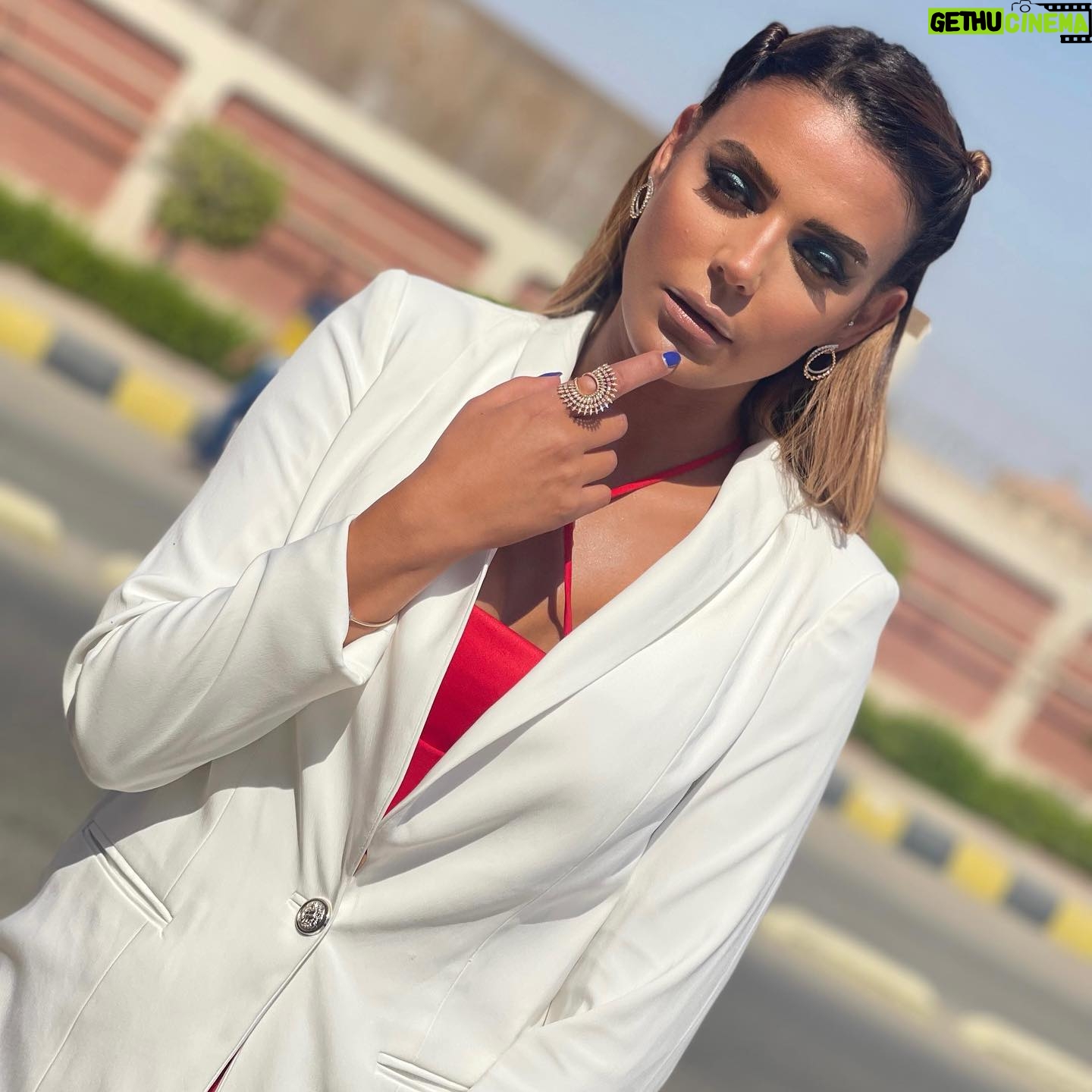 Heba ElSisi Instagram - Who saw today’s episode ? 😊 @bnshtryragel @alshamseg مين شاف حلقه النهارده؟ #بنشتري_راجل #قناه_الشمس #hebaelsisy #newprogram Outfit @ghaly_fashion_designer Styled @shi_shaimaa_issa Makeup @adhamabdelsamd Jewerly @saranadiamond Hair style @amer.6077 #fashion