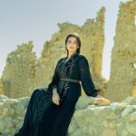 Heba Magdi Instagram - و أنا راجعة بعد ما حطيت العمل 😂🤭🫣 #المداح_أسطوره_العوده منصة شاهد و mbcمصر ______________ Dress @shalkyqq Designer Qassem Alqassem Jewelry @marlysilver MUA @aya____rady Hair @haythamamin2012 Photo by @abdomano_official1