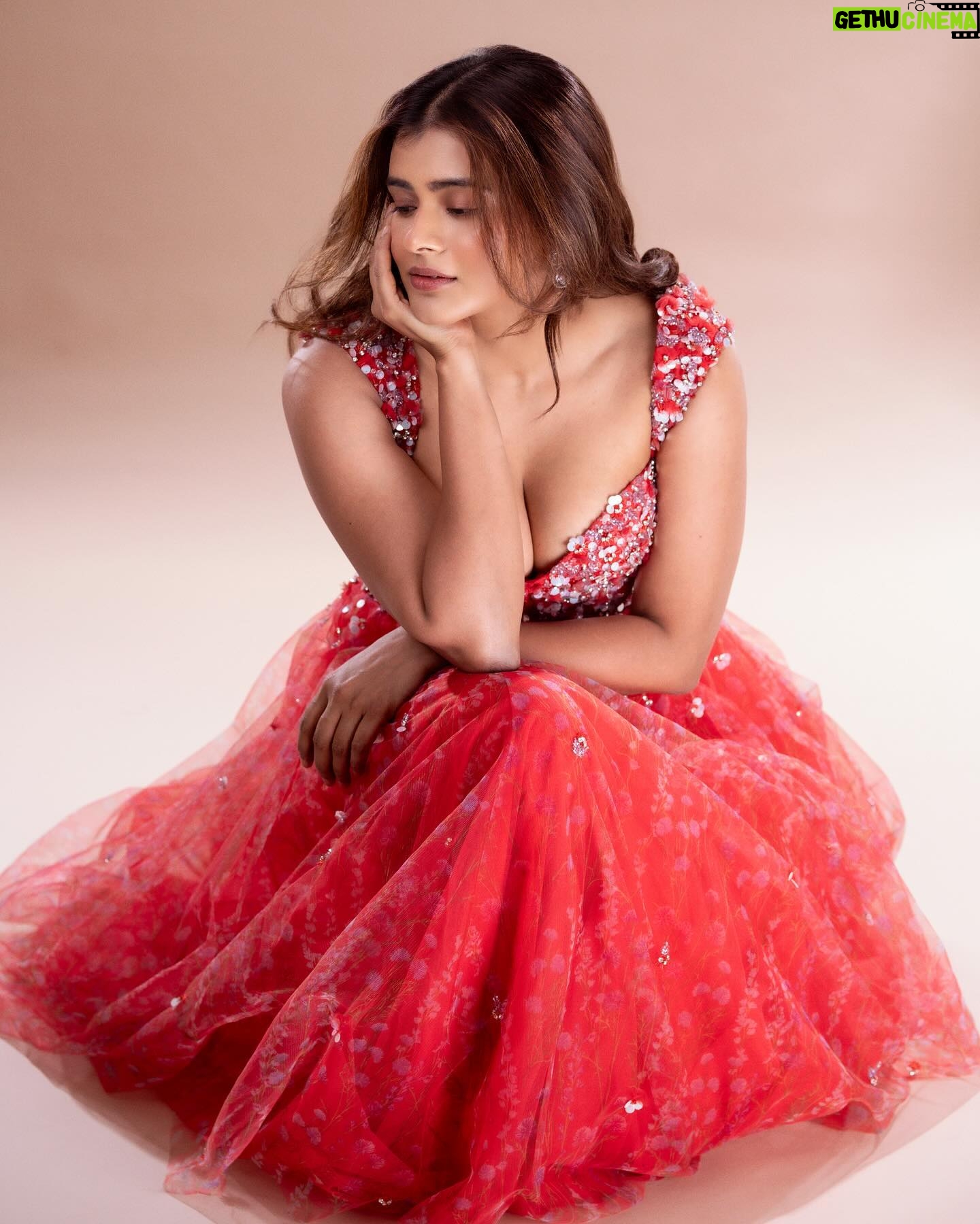 Hebah Patel Instagram - Styled by @officialanahita Wearing: @raagareddyofficial Makeup: @makeupbyramakrishna @vijjireddyskht Style team: @pranathivarma.k Pic: @adrin_sequeira