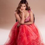Hebah Patel Instagram - Styled by @officialanahita Wearing: @raagareddyofficial Makeup: @makeupbyramakrishna @vijjireddyskht Style team: @pranathivarma.k Pic: @adrin_sequeira