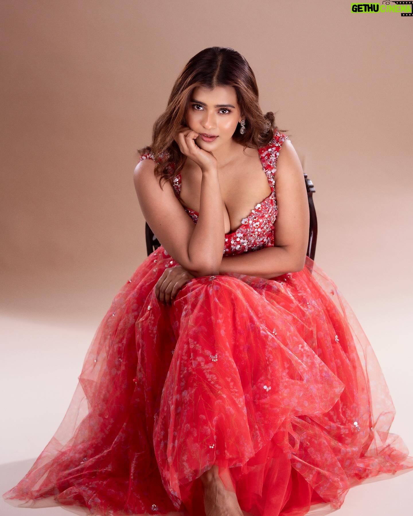 Hebah Patel Instagram - Styled by @officialanahita Wearing: @raagareddyofficial Makeup: @makeupbyramakrishna @vijjireddyskht Style team: @pranathivarma.k Pic: @adrin_sequeira