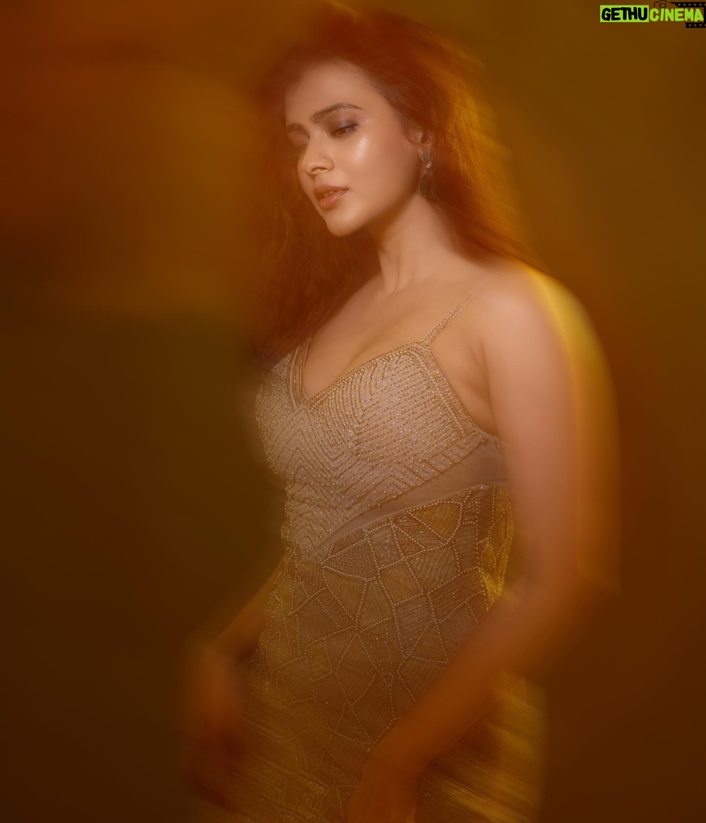 Hebah Patel Instagram - Styled by @officialanahita Wearing: @majesticbyjapnah Makeup: @makeupbyramakrishna @vijjireddyskht Style team: @pranathivarma.k Pic: @adrin_sequeira