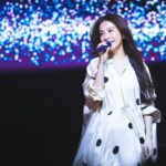Hebe Tien Fu-chen Instagram - 愛唱歌的客家細妹🎤🤍 首次演唱客家歌曲，斗膽選唱了彭佳慧姐姐的《詩的第一行》， 歌詞旋律和人情味都好美。要重製編曲時，詞曲作者羅文裕老師和編曲錢威良老師都大力幫忙，羅文裕老師甚至把歌詞一字一句錄成語音，讓我在練習時，能有清楚正確的發音依據，這份客家鄉親的慷慨與熱情，讓我感動到眼睛都要落雨了！🥹 承蒙您！恁仔細 ！🙇🏻‍♀️ #謝謝歌迷朋友幫忙紀錄的照片借我偷一下喔😛 #照片出處請見浮水印☺️