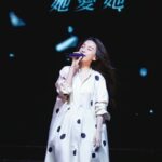 Hebe Tien Fu-chen Instagram - 愛唱歌的客家細妹🎤🤍 首次演唱客家歌曲，斗膽選唱了彭佳慧姐姐的《詩的第一行》， 歌詞旋律和人情味都好美。要重製編曲時，詞曲作者羅文裕老師和編曲錢威良老師都大力幫忙，羅文裕老師甚至把歌詞一字一句錄成語音，讓我在練習時，能有清楚正確的發音依據，這份客家鄉親的慷慨與熱情，讓我感動到眼睛都要落雨了！🥹 承蒙您！恁仔細 ！🙇🏻‍♀️ #謝謝歌迷朋友幫忙紀錄的照片借我偷一下喔😛 #照片出處請見浮水印☺️
