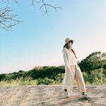 Hebe Tien Fu-chen Instagram - 初二 回娘家 娘家就是我家 今天太陽終於露臉 和媽媽手牽手走春去 母愛真是個神秘又神奇的東西 像一口永不枯竭的水井 無窮無盡 源源不絕 能一起並肩欣賞夕陽餘暉 心裡珍惜著 靜靜地享受這份奢侈 歲月靜好 不過如此 #有媽的地方才是家 #其他的都只是住所