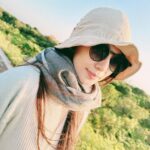 Hebe Tien Fu-chen Instagram - 初二 回娘家 娘家就是我家 今天太陽終於露臉 和媽媽手牽手走春去 母愛真是個神秘又神奇的東西 像一口永不枯竭的水井 無窮無盡 源源不絕 能一起並肩欣賞夕陽餘暉 心裡珍惜著 靜靜地享受這份奢侈 歲月靜好 不過如此 #有媽的地方才是家 #其他的都只是住所