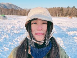 Hebe Tien Fu-chen Instagram - 是日絕景「阿花」

關於霜花探勘特派員阿花👩🏻‍🏫

「阿花」是在氣溫攝氏零下15度，披星戴月不畏寒風之清晨，於阿寒湖結冰湖面上，為看見大自然精細工藝之華美，頭髮凍成白絲，鼻子甚至腦子皆凍歪之幸運女子。

#阿寒湖
#阿花