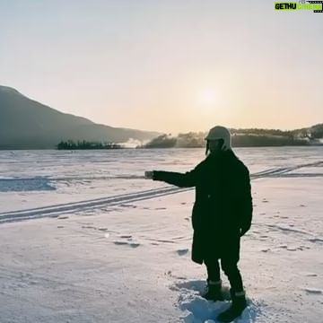 Hebe Tien Fu-chen - 76.3K Likes - 是日絕景「阿花」
關於霜花探勘特派員阿花👩🏻🏫
「阿花」是在氣溫攝氏零下15度,披星戴月不畏寒風之清晨,於阿寒湖結冰湖面上,為看見大自然精細工藝之華美,頭髮凍成白絲,鼻子甚至腦子皆凍歪之幸運女子。
#阿寒湖
#阿花